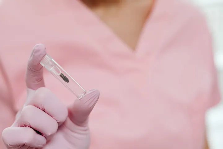 Titanium dental implant component used in full-arch implant treatment